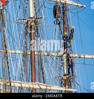 Las Palmas, Gran Canaria, Canary Islands, Spain. 5th December, 2022. Crew making repairs high on the rigging on Norwegian training ship, Sorlandet; the world's oldest and most authentic fully-rigged ship still in active service. The ship was built in 1927. Credit: Alan Dawson/Alamy Live News Stock Photo