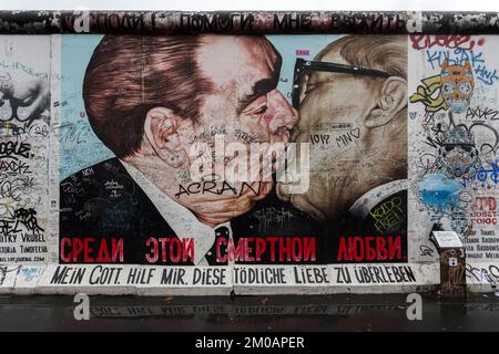 Crowd breaking through the Berlin Wall, painting on the