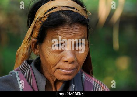 BANGLADESH, Madhupur, Garo people, Garo woman / Bangladesch, Region Madhupur, Garo Volksgruppe, Garos sind eine christliche u. ethnische Minderheit , Garo Frau Moishoni Nokrek im Dorf Idilpur Stock Photo