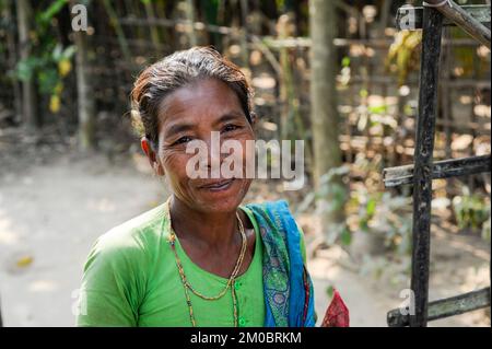 BANGLADESH, Madhupur, Garo people, Garo woman / Bangladesch, Region Madhupur, Garo Volksgruppe, Garos sind eine christliche u. ethnische Minderheit , Garo Frau im Dorf Idilpur Stock Photo