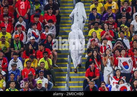 Doha, Qatar. 05th Dec, 2022. Soccer, World Cup, Brazil - South Korea, final round, round of 16, stadium 974, fans in the stands. Credit: Tom Weller/dpa/Alamy Live News Stock Photo