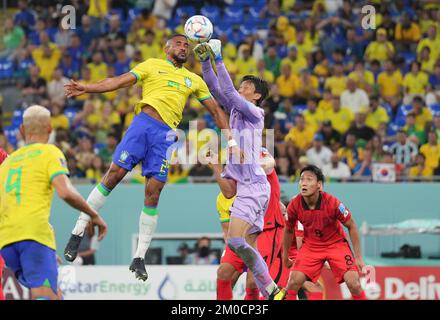 Doha, Qatar. 5th Dec, 2022. Kim Seung-gyu (top R), goalkeeper of South Korea, vies with Bremer of Brazil during their Round of 16 match at the 2022 FIFA World Cup at Ras Abu Aboud (974) Stadium in Doha, Qatar, Dec. 5, 2022. Credit: Chen Cheng/Xinhua/Alamy Live News Stock Photo