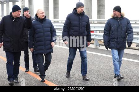 Kerch Straits, Russia. 05th Dec, 2022. Russian President Vladimir Putin, 2nd left, visits the repaired Kerch Strait Bridge, that links Russian mainland with the Crimean Peninsula, December 5, 2022 in Kerch, Russia. Standing left to right are: Deputy Prime Minister Marat Khusnullin, President Vladimir Putin, Federal Road Agency Chief Engineer Nikita Khrapov, and Deputy General Director of Nizhneangarsktransstroy Yevgeny Chibyshev. Credit: Mikhail Metzel/Kremlin Pool/Alamy Live News Stock Photo