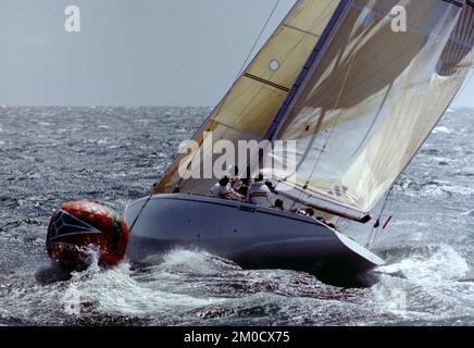 AJAXNETPHOTO. 1986. FREMANTLE, AUSTRALIA. - AMERICA'S CUP - 12 M CHALLENGER AMERICA II SKIPPERED BY JOHN KOLIUS (USA). AMERICA'S CUP CHALLENGER; LOUIS VUITTON CUP; ELIMINATION TRIALS. PHOTO :AJAX NEWS PHOTOS  REF:1321091 480 Stock Photo