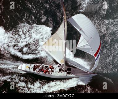 AJAXNETPHOTO. 1986. FREMANTLE, AUSTRALIA. - AMERICA'S CUP - 12M CHALLENGER AMERICA II SKIPPERED BY JOHN KOLIUS (USA). AMERICA'S CUP CHALLENGER; LOUIS VUITTON CUP; ELIMINATION TRIALS. PHOTO: JONATHAN EASTLAND/AJAX  REF:1321091 624 Stock Photo