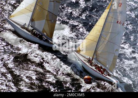 AJAXNETPHOTO. 1986. FREMANTLE, AUSTRALIA. - AMERICA'S CUP - 12 M CHALLENGER AMERICA II SKIPPERED BY JOHN KOLIUS (USA) CHASED BY CANADA II. AMERICA'S CUP CHALLENGER; LOUIS VUITTON CUP; ELIMINATION TRIALS. PHOTO: JONATHAN EASTLAND/AJAX REF:1321091 649 Stock Photo