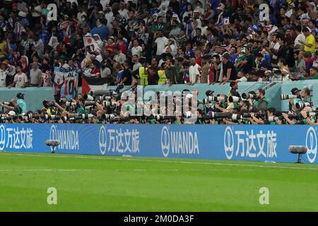 12/05/2022, Al Janoub Stadium, Doha, QAT, FIFA World Cup 2022, round of 16, Japan vs Croatia, in the picture photographers during the penalty shootout. Stock Photo