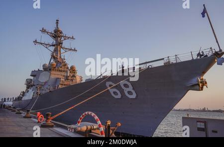 221120-N-EB711-1005 MANAMA, Bahrain (Nov. 20, 2022) Guided-missile destroyer USS The Sullivans (DDG 68), pulls into Manama, Bahrain, Nov. 20. The Sullivans is deployed to the U.S. 5th Fleet area of operations to help ensure maritime security and stability in the Middle East region. (U.S. Navy photo by Sonar Technician (Surface) 1st Class Kevin Frus) Stock Photo