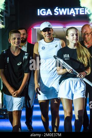 Krakow, Poland. 23rd July, 2022. Iga Swiatek (C) seen during the Charity tennis match at Tauron Arena Krakow. Friends for Ukraine charity event. The total proceeds from ticket sales, PLN 2 million (EUR 422,000), will be donated to children affected by the war in Ukraine. Agnieszka Radwanska won 6-4 10-12 1-0. (Photo by Alex Bona/SOPA Images/Sipa USA) Credit: Sipa USA/Alamy Live News Stock Photo