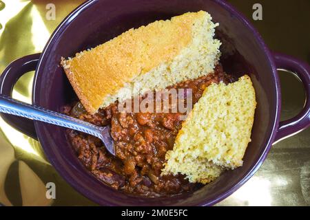 cornbread and Chilli comfort food soul food Stock Photo