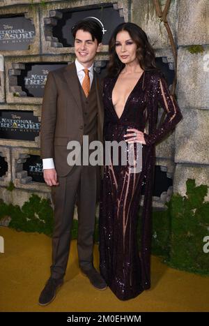 Los Angeles, USA. 05th Dec, 2022. Catherine Zeta-Jones & Dylan Michael Douglas at the premiere forthe Disney  series 'National Treasure: Edge of History' at the El Capitan Theatre, Hollywood. Picture Credit: Paul Smith/Alamy Live News Stock Photo