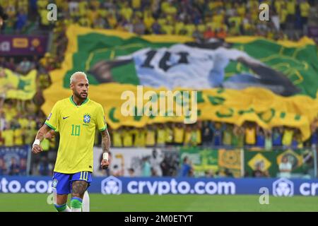 NEYMAR (BRA) in front of a flag of Brazilian fans, football fans who wish their seriously ill idol PELE to recover Round of sixteen, round of sixteen, game 54, Brazil (BRA) - South Korea (KOR) on December 5th, 2022, Stadium 974 Football World Cup 20122 in Qatar from 20.11. - 18.12.2022 ? Stock Photo