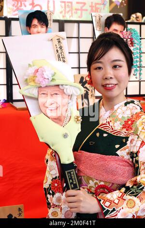Tokyo, Japan. 6th Dec, 2022. Japanese doll maker Kyugetsu employee displays ornamental wooden racket or hagoita with depiction of late British Queen Elizabeth II for this year's face at the company's showroom in Tokyo on Tuesday, December 6, 2022. Kyugetsu made special hagoitas for this year's newsmakers as yearend tradition. Credit: Yoshio Tsunoda/AFLO/Alamy Live News Stock Photo