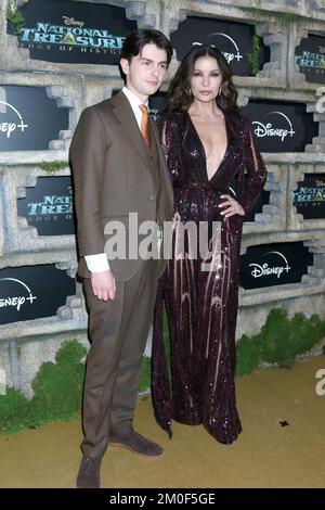 Los Angeles, CA. 5th Dec, 2022. Dylan Michael Douglas, Catherine Zeta-Jones at arrivals for NATIONAL TREASURE: EDGE OF HISTORY Premiere, El Capitan Theatre, Los Angeles, CA December 5, 2022. Credit: Priscilla Grant/Everett Collection/Alamy Live News Stock Photo