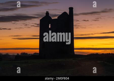 Silhouette of Housemans engine house located at Minions on Bodmin Moor Stock Photo