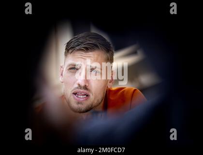 DOHA - Holland goalkeeper Andries Noppert during a media moment of the Dutch national team at the Qatar University training complex on December 6, 2022 in Doha, Qatar. The Dutch national team is preparing for the quarterfinal match against Argentina. ANP KOEN VAN WEEL netherlands out - belgium out Stock Photo