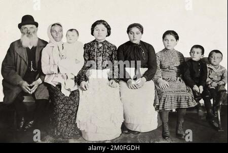 Portrait of an immigrant Jewish family from Russia.  Image by National Geographic Society/Corbis Stock Photo