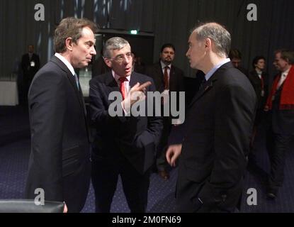 PA PHOTOS/POLFOTO - UK USE ONLY:   The European Union and 10 candidate countries met for a final battle over money at a EU summit in Copenhagen , where  champagne bottles were already chilled to celebrate  the ending of the continent's east-west divide.  *  PHOTO SHOWS: British PM TONY BLAIR and Secretary of State JACK STRAW talking to Greek Minister of Foreign Affairs GEORGOS A. PAPANDREOU. Stock Photo