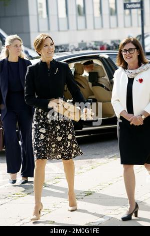 Crown Princess Mary and Australian Ambassador to Denmark Mary Ellen Miller during the inauguration of the Australian War Memorial in Denmark in the Churchill Park in Copenhagen. Thursday, September 17, 2020. The Australian War Memorial honors the Australian military and service personnel who contributed to the liberation of Denmark during World War II and the fallen Australian soldiers from the First World War, as well as it emphasises the common military history and the common freedom and democracy values that Australia and Denmark share. (Photo Keld Navntoft / Ritzau Scanpix) Stock Photo