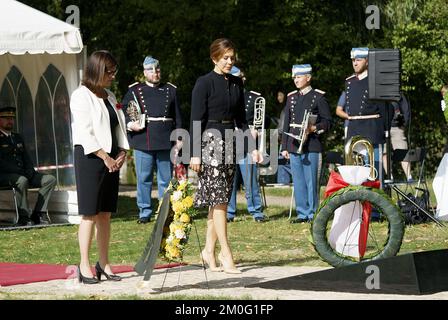 Crown Princess Mary and Australian Ambassador to Denmark Mary Ellen Miller during the inauguration of the Australian War Memorial in Denmark in the Churchill Park in Copenhagen. Thursday, September 17, 2020. The Australian War Memorial honors the Australian military and service personnel who contributed to the liberation of Denmark during World War II and the fallen Australian soldiers from the First World War, as well as it emphasises the common military history and the common freedom and democracy values that Australia and Denmark share. (Photo Keld Navntoft / Ritzau Scanpix) Stock Photo