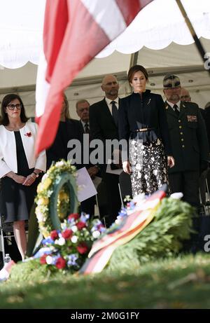 Crown Princess Mary and Australian Ambassador to Denmark Mary Ellen Miller during the inauguration of the Australian War Memorial in Denmark in the Churchill Park in Copenhagen. Thursday, September 17, 2020. The Australian War Memorial honors the Australian military and service personnel who contributed to the liberation of Denmark during World War II and the fallen Australian soldiers from the First World War, as well as it emphasises the common military history and the common freedom and democracy values that Australia and Denmark share. (Photo Keld Navntoft / Ritzau Scanpix) Stock Photo