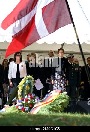 Crown Princess Mary and Australian Ambassador to Denmark Mary Ellen Miller during the inauguration of the Australian War Memorial in Denmark in the Churchill Park in Copenhagen. Thursday, September 17, 2020. The Australian War Memorial honors the Australian military and service personnel who contributed to the liberation of Denmark during World War II and the fallen Australian soldiers from the First World War, as well as it emphasises the common military history and the common freedom and democracy values that Australia and Denmark share. (Photo Keld Navntoft / Ritzau Scanpix) Stock Photo