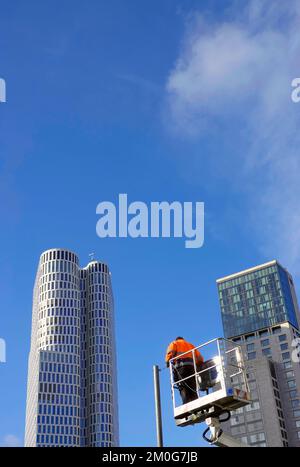 Workers on a hoist, Hotels Upper West and Waldorf Astoria in Berlin Stock Photo
