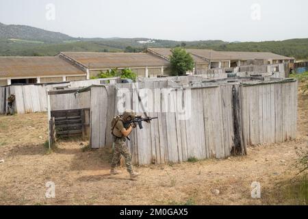 Airsoft player in offensive tactical position advances to take positions. The sport that puts your tactical abilities to the test Stock Photo