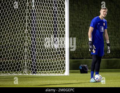 DOHA - Holland goalkeeper Andries Noppert during a training session of the Dutch national team at the Qatar University training complex on December 6, 2022 in Doha, Qatar. The Dutch national team is preparing for the quarterfinals against Argentina. ANP KOEN VAN WEEL Stock Photo