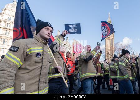 London, UK. 6th December, 2022. Members of the Fire Brigades Union (FBU) take part in a march demanding fair pay, investment in frontline service and an end to the cuts ahead of lobby of Parliament. A ballot for strike action is taking place between 5 December and 30 January after FBU members returned a decisive rejection of the employers’ 5% pay proposal. Credit: Wiktor Szymanowicz/Alamy Live News Stock Photo