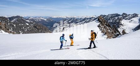 Ski tourers and splitboarders on the descent on the Berglasferner glacier, view of the mountain panorama, Stubai Alps, Tyrol, Austria, Europe Stock Photo