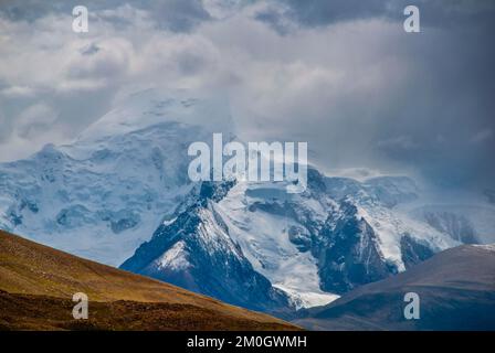 Mount Shishapangma, only mountain with more than 8000 m, along the southern route into Western Tibet, Asia Stock Photo