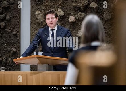 THE HAGUE - Thom van Campen (VVD) and Laura Bromet (Groenlinks) during a debate on the Agriculture, Nature and Food Quality budget in the House of Representatives. ANP BART MAAT netherlands out - belgium out Stock Photo