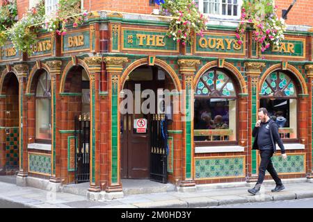 Ireland, Leinster province, Dublin, Temple Bar district, The Quays Bar pub opened in the 19th century Stock Photo