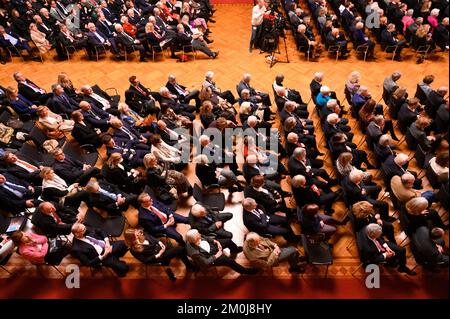 Hamburg, Germany. 06th Dec, 2022. Members of the Übersee-Club sit in the Great Banqueting Hall. At the invitation of the Übersee-Club, four honorary citizens of the city come together to discuss the future of Hamburg. Credit: Jonas Walzberg/dpa/Alamy Live News Stock Photo