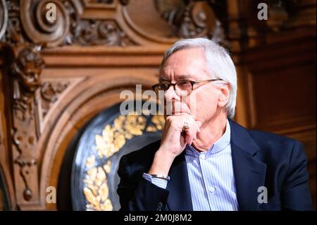 Hamburg, Germany. 06th Dec, 2022. Choreographer John Neumeier on stage in the Great Festival Hall. At the invitation of the Übersee-Club, four honorary citizens of the city come together for a discussion about the future of Hamburg. Credit: Jonas Walzberg/dpa/Alamy Live News Stock Photo