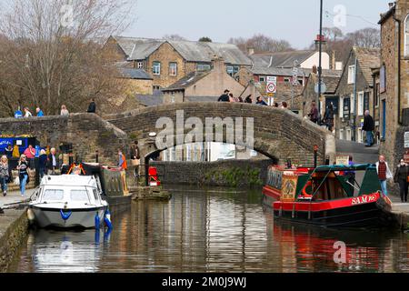 Wallbank Wharfe looking towards the Springs on the Leeds and Liverpool canal Skipton North Yorkshire Stock Photo