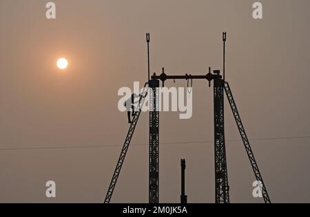 Mumbai, India. 06th Dec, 2022. A labourer climbs down a steel rod during the construction of an amusement ride ahead of Mahim (area in South Mumbai) fair in Mumbai. The fair will be celebrated from 8th December 2022 till 18th December 2022 in honour of Sufi saint Pir Makhddom Mahimi. (Photo by Ashish Vaishnav/SOPA Images/Sipa USA) Credit: Sipa USA/Alamy Live News Stock Photo