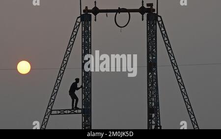 Mumbai, India. 06th Dec, 2022. A labourer stands on a steel rod during the construction of an amusement ride ahead of Mahim (area in South Mumbai) fair in Mumbai. The fair will be celebrated from 8th December 2022 till 18th December 2022 in honour of Sufi saint Pir Makhddom Mahimi. (Photo by Ashish Vaishnav/SOPA Images/Sipa USA) Credit: Sipa USA/Alamy Live News Stock Photo