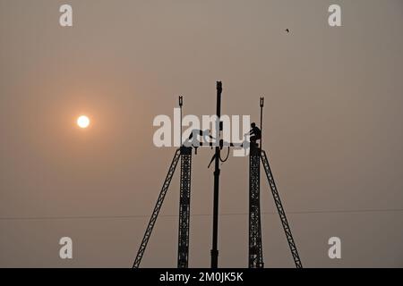 Mumbai, India. 06th Dec, 2022. Labourers fit steel rods during the construction of an amusement ride ahead of Mahim (area in South Mumbai) fair in Mumbai. The fair will be celebrated from 8th December 2022 till 18th December 2022 in honour of Sufi saint Pir Makhddom Mahimi. (Photo by Ashish Vaishnav/SOPA Images/Sipa USA) Credit: Sipa USA/Alamy Live News Stock Photo