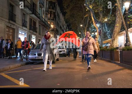 Barcelona, Spain. 06th Dec, 2022. 2 women show the Moroccan flag to celebrate victory at the World Cup in Qatar Las Ramblas, the heart of Barcelona, was tinged with red and green on Tuesday 6 December after Morocco's penalty shootout victory that knocked Spain out of the Qatar World Cup. (Photo by Ximena Borrazas/SOPA Images/Sipa USA) Credit: Sipa USA/Alamy Live News Stock Photo