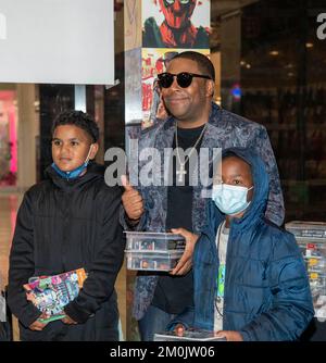 Kenan Thompson with guests attends Christy’s Foundation Celebrates the 'Season of Giving' Sponsored by Footbuddys at Topanga Mall, Los Angeles, CA December 5 2022 Stock Photo