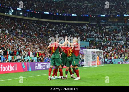 Rafael Leão de Portugal, comemora o seu gol com Raphael Guerreiro durante a  partida entre Portugal e Suíça, pelas oitavas de final da Copa do Mundo  FIFA Qatar 2022, no Estádio Lusail