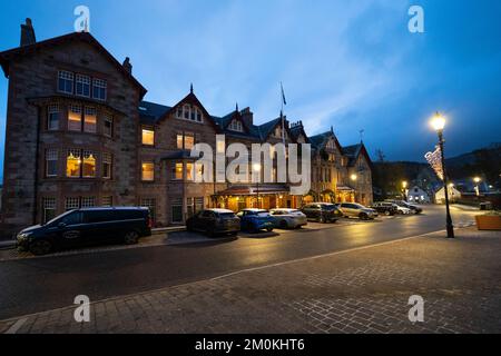 Braemar, Scotland, UK. 7th December 2022.  View of Fife Arms Hotel at dawn in Braemar, Aberdeenshire where temperatures fell to -3c overnight with snow flurries. Further snow and low temperatures are expected in the area over the next few days brought by northerly winds from Norway.   Iain Masterton/Alamy Live News Stock Photo