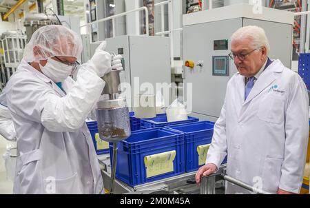 Leipzig, Germany. 07th Dec, 2022. German President Frank-Walter Steinmeier (r) visits the single crystal growth facility at Compound Materials GmbH in Freiberg. Gallium arsenide wafers for microelectronics and optoelectronics are produced here. These are used for high-frequency components for 4G/5G communications or are used in LEDs or lasers. Steinmeier will conduct his official business for three days in Freiberg, Saxony. Credit: Jan Woitas/dpa/Alamy Live News Stock Photo