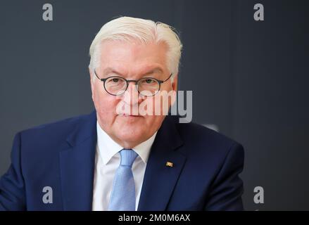 Leipzig, Germany. 07th Dec, 2022. Federal President Frank-Walter Steinmeier talks to employees of the Freiberg semiconductor industry. Steinmeier conducts his official business for three days in Freiberg, Saxony. Credit: Jan Woitas/dpa/Alamy Live News Stock Photo