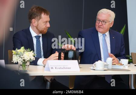 Leipzig, Germany. 07th Dec, 2022. Federal President Frank-Walter Steinmeier (r) and Michael Kretschmer (CDU), Minister President of Saxony, talk to employees of the Freiberg semiconductor industry. Steinmeier conducts his official business for three days in Freiberg, Saxony. Credit: Jan Woitas/dpa/Alamy Live News Stock Photo