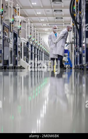 Leipzig, Germany. 07th Dec, 2022. Two employees work in the single crystal growth department of Freiberger Compound Materials GmbH. Gallium arsenide wafers for microelectronics and optoelectronics are produced here. These are used for high-frequency components for 4G/5G communications or are used in LEDs or lasers. President Steinmeier conducts his official business for three days in Freiberg, Saxony, and visited Freiberg Compound Materials GmbH. Credit: Jan Woitas/dpa/Alamy Live News Stock Photo