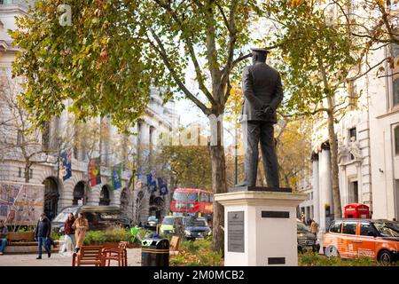 Statue of Sir Arthur Harris in charge of the RAF Bomber Command in WWII outside St Clement Danes church in central London Stock Photo