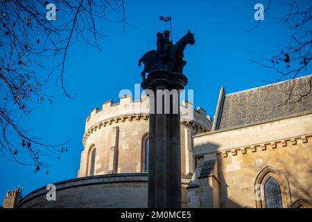 Millennium Column in Temple Court, outside Temple church, showing two knights on one horse, Knights Templar seal. London, UK Stock Photo
